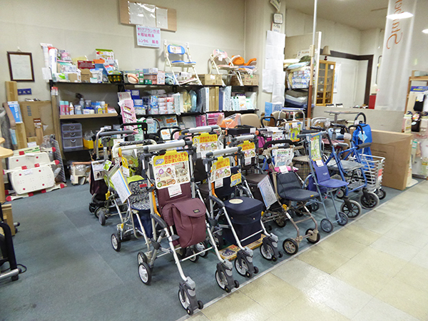 お年寄りに優しい家具、用品も多数取り扱っております。